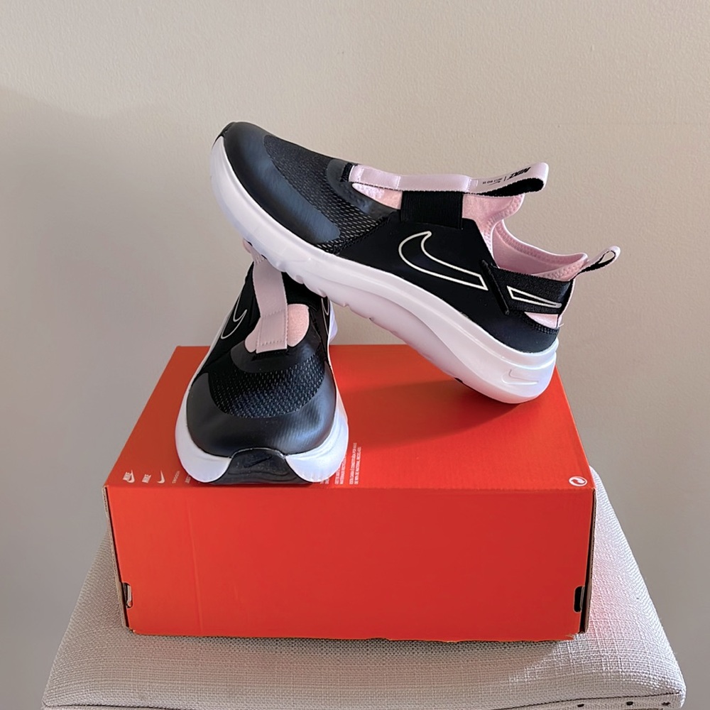 Nike Flex Plus Brand New Big Kids sneakers Size 7Y black and light pink